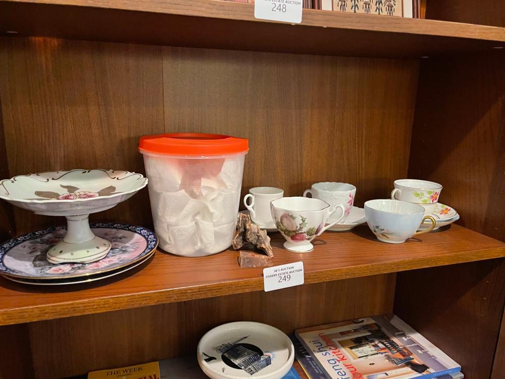 Shelf Lot of Décor