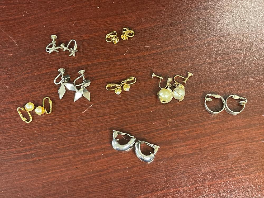 LOT OF ASSORTED COSTUME JEWELRY