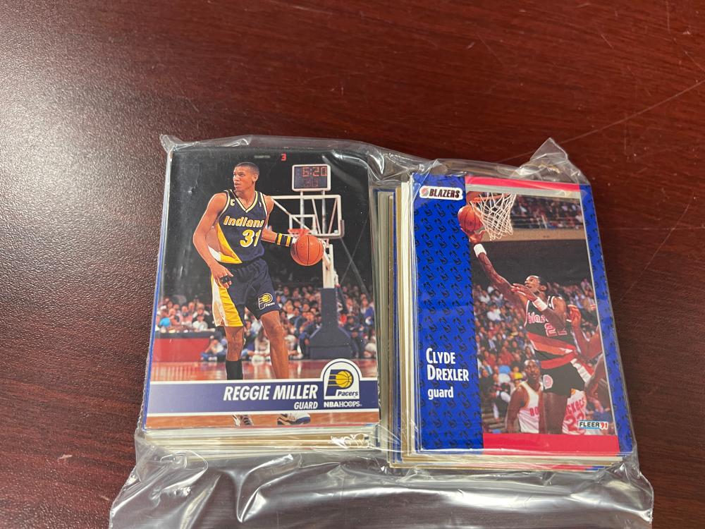 LOT OF VINTAGE SPORTS CARDS