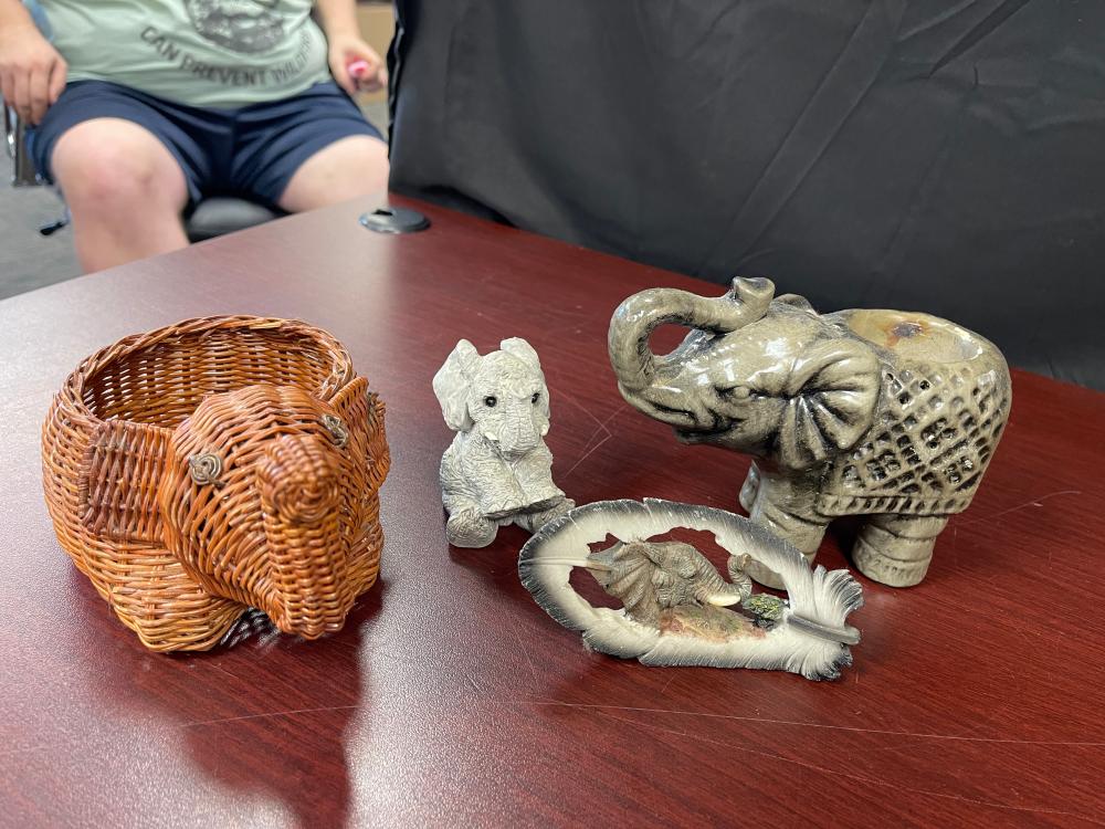 LOT OF ELEPHANT DÉCOR