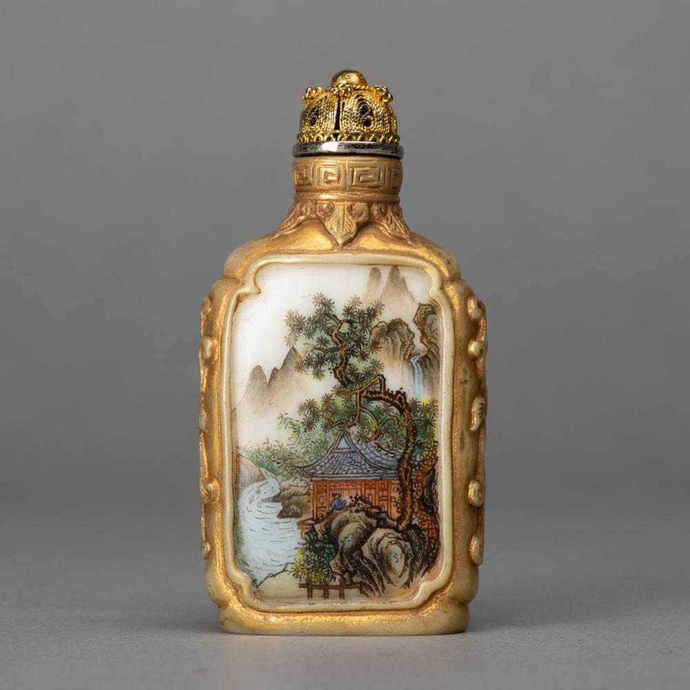 Sold at Auction: 清乾隆料胎琺琅彩山水樓閣圖鼻煙壺