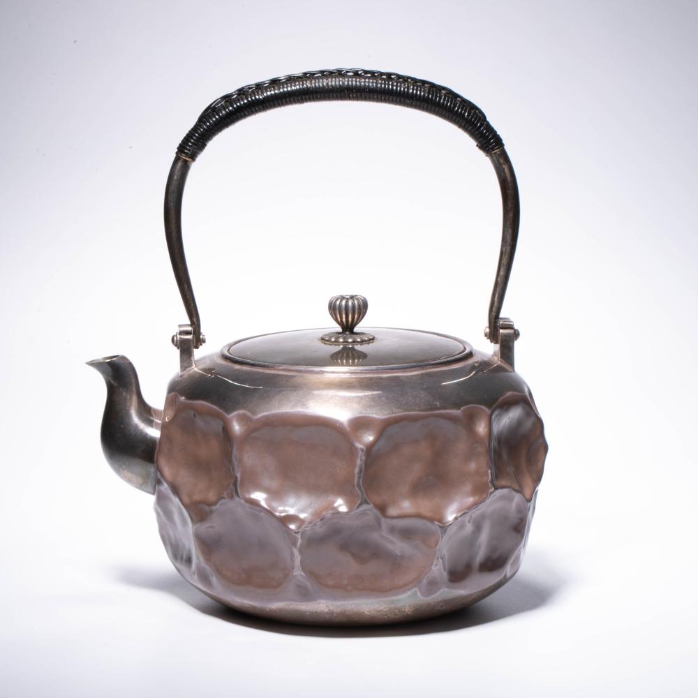At Auction: 池田造日本手打錘紋純銀湯沸