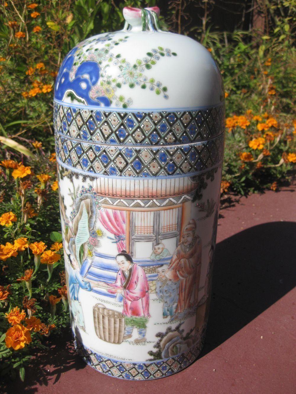 Qianlong mark 1736-1795?, Chinese porcelain vase, 12 people