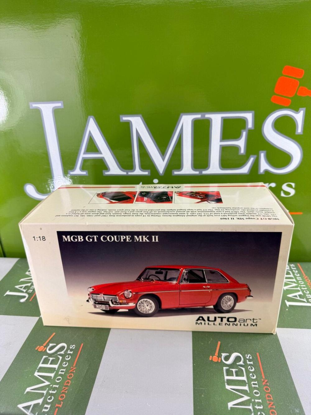 RARE AUTOART MILLENNIUM MGB GT Coupé MK II 1/18 en boîte rouge moulé