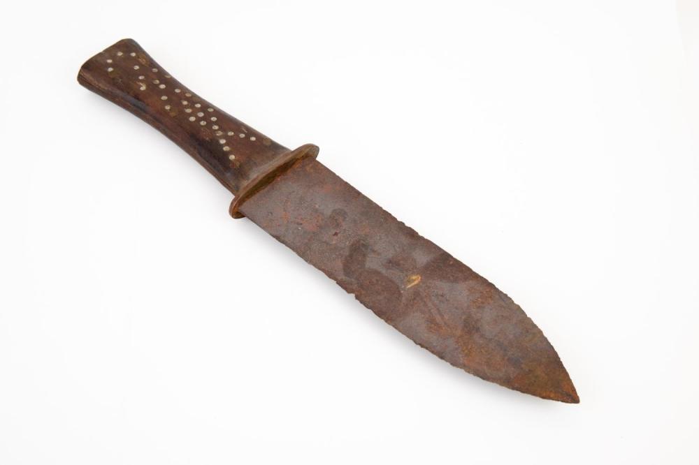 NATIVE AMERICAN DAG KNIFE with INLAID HANDLE