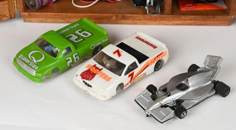 Sold at Auction: VINTAGE 1/24 SLOT CAR PIT BOX WITH CARS & PARTS Sold at Auction: VINTAGE 1/24 SLOT CAR PIT BOX WITH CARS & PARTS