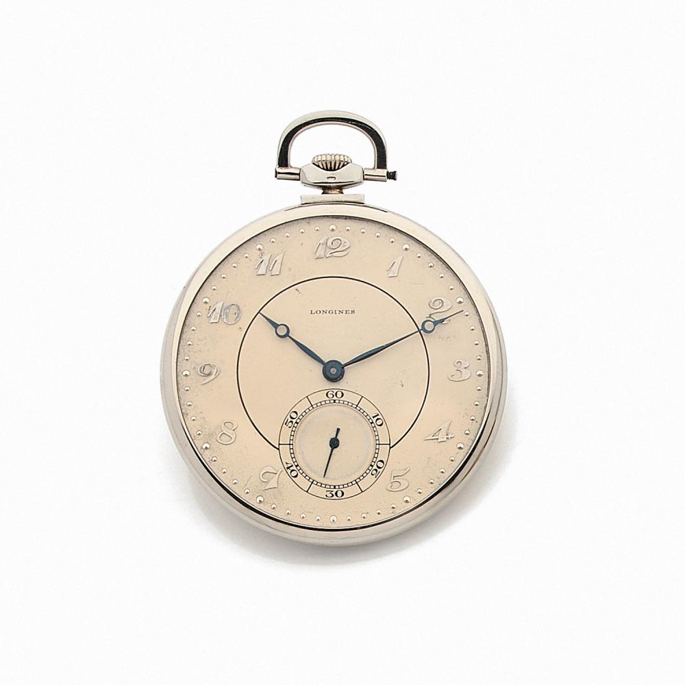 LONGINES VERS 1930 Montre de poche plate d'époque Art déco en or gris 18K. BOITIER : rond et plat de forme bassine. Revers lisse. CA...