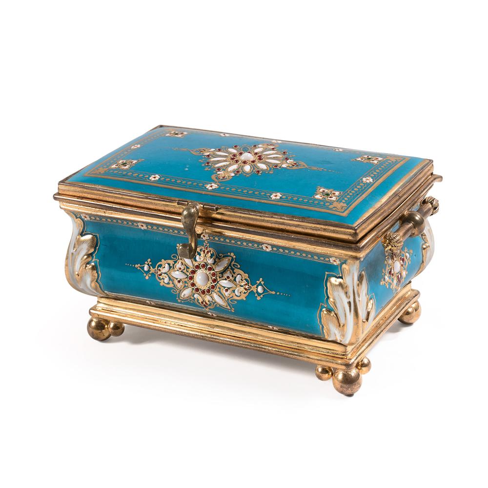 PETIT COFFRET EN ÉMAIL SUR PORCELAINE DIT DE "COTEAU", XIXe SIÈCLE