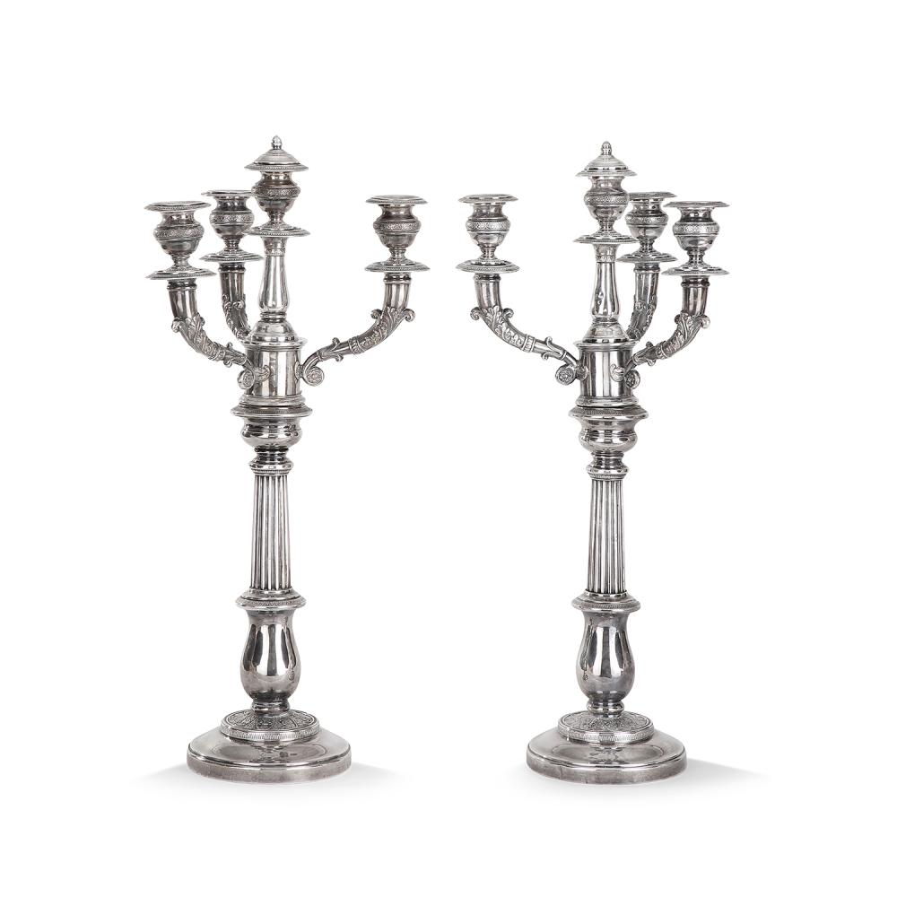PAIRE DE CANDÉLABRES À QUATRE LUMIÈRES EN MÉTAL ARGENTÉ, PAR F. LEVRAT, PARIS, DÉBUT DU XIXe SIÈCLE