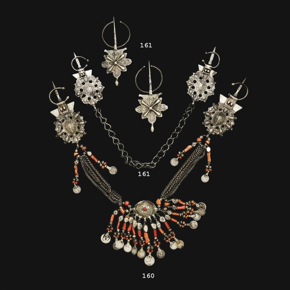 PARURE DE POITRINE DU RIF, DE LA RÉGION DE NADOR composée de quatre chaînes retenant un élément creux en forme d'amande (fekro...