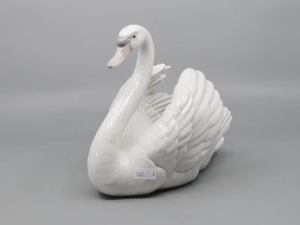 LLADRO FIGURE OF A SWAN, APPROX. 18CM HIGH