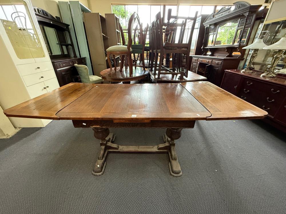 HEAVILY CARVED ANTIQUE E/OAK EXTENDING DINING TABLE