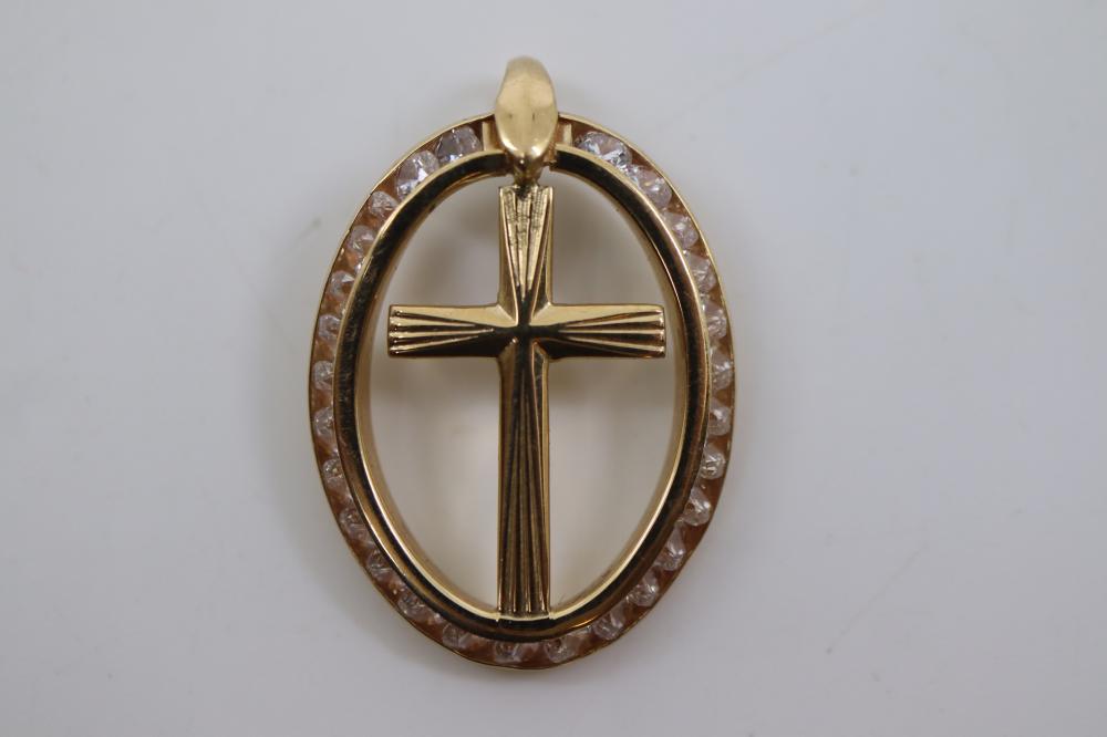 9K GOLD/CZ RELIGIOUS CROSS PENDANT IN OVAL 2.0GRAMS