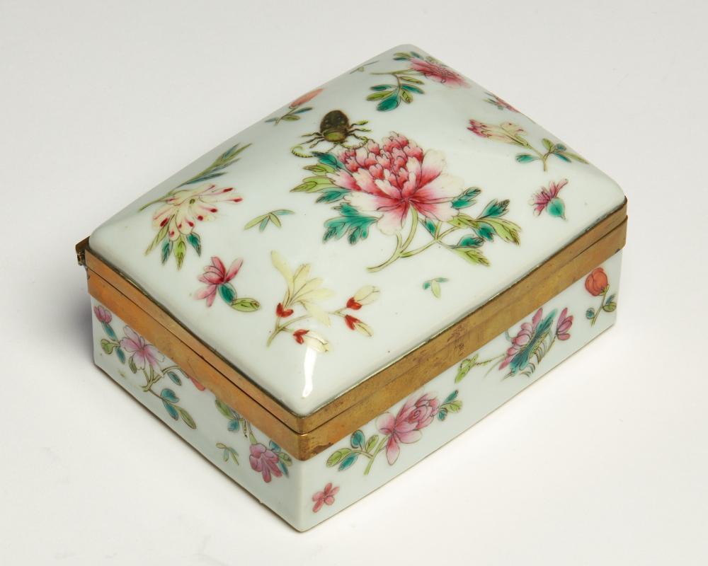 A Chinese porcelain lidded box