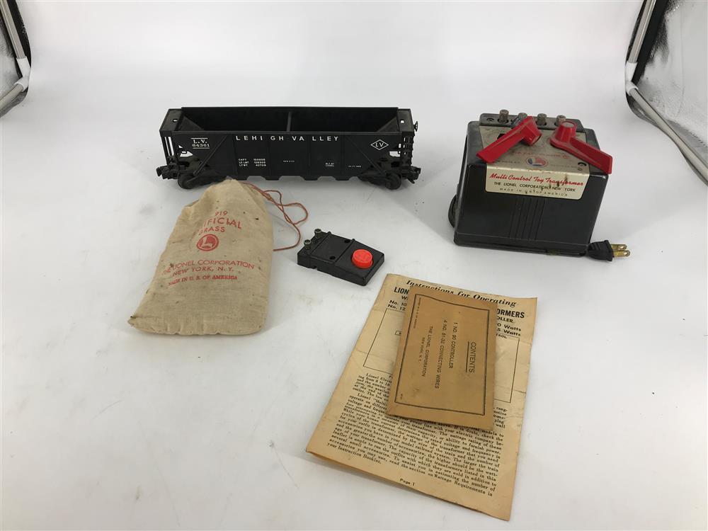 LIONEL POST-WAR O GAUGE BOX LOT 6436-1 HOPPER CAR AND 1044 90 WATT TRANSFORMER, DIRECTION CONTROL NEEDS WORK, 919 ARTIFICIAL GRASS