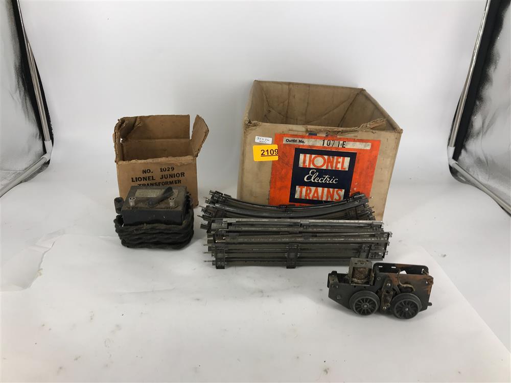 LIONEL 1071 E 1936-1937 CONTAINING 1700E POWER CAR WITH BOX, 2 1701 COACHES WITH BOXES, 1702 OBSERVATION CAR WITH BOX, 8 CURVED 4 ST...
