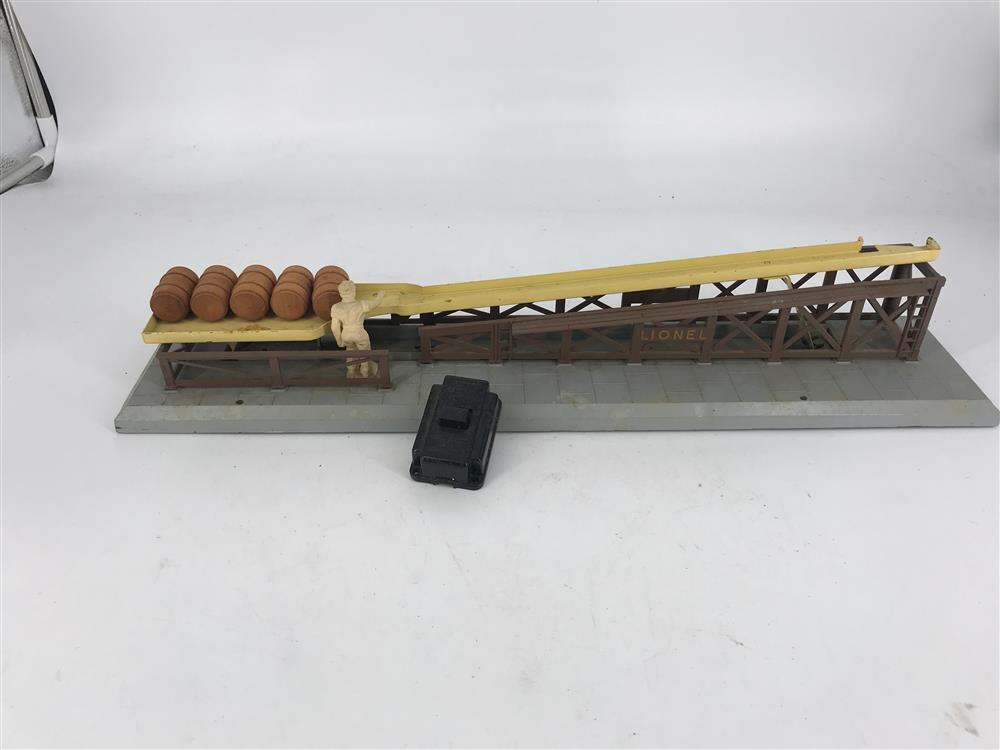 LIONEL O GAUGE POST WAR 362 BARREL LOADER WITH BUTTON AND 5 BARRELS, MISSING SMALL LOADING RAMP