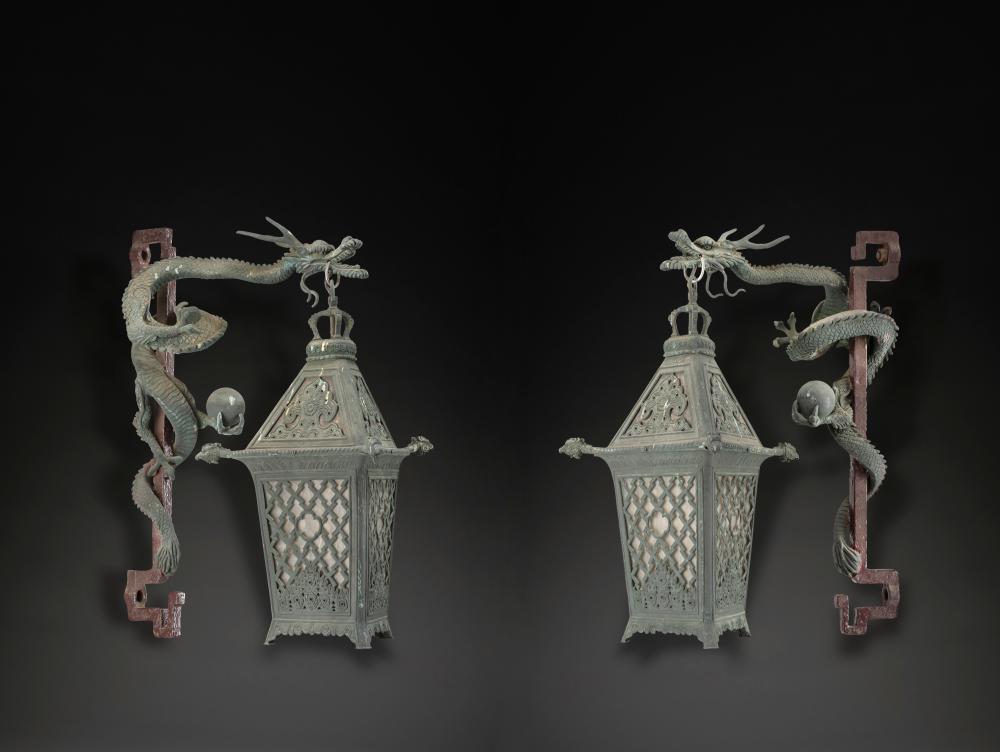 A pair of hanging bronze lanterns (釣灯籠, tsuridoro)
