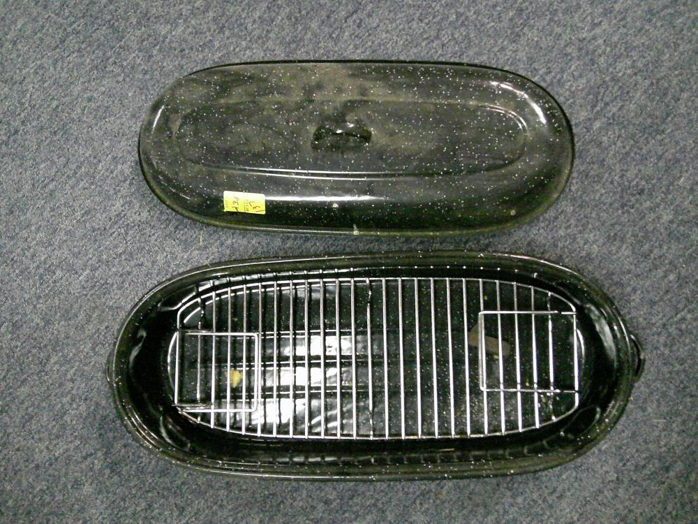 Large enamelware roasting pan with insert