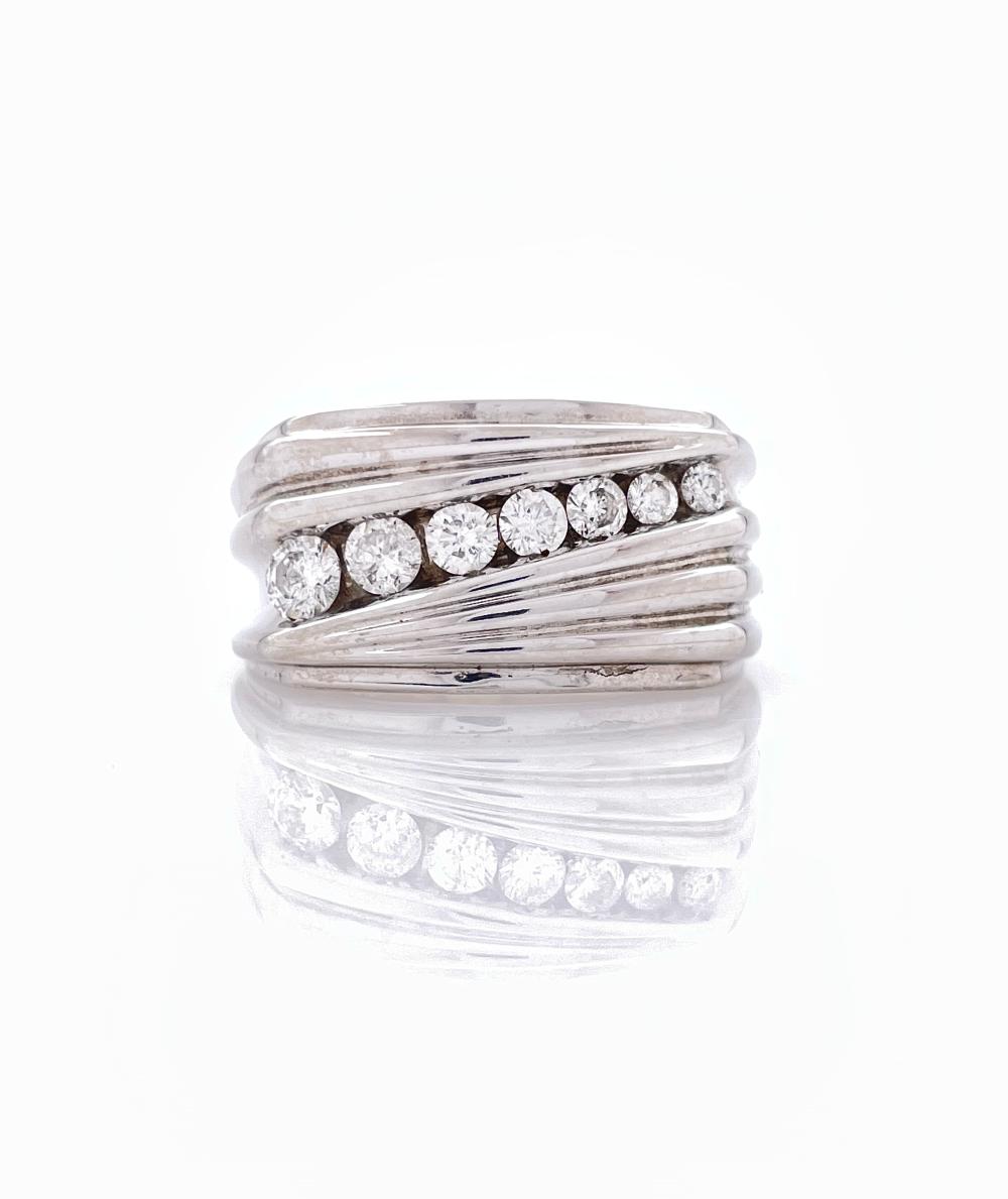 10K WHITE GOLD .45CTTW GRADUATED DIAMOND RING
