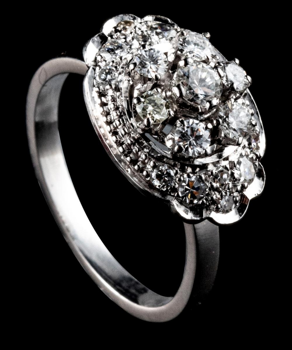A platinum ring set with brilliant cut diamonds, total weight 5,1 g