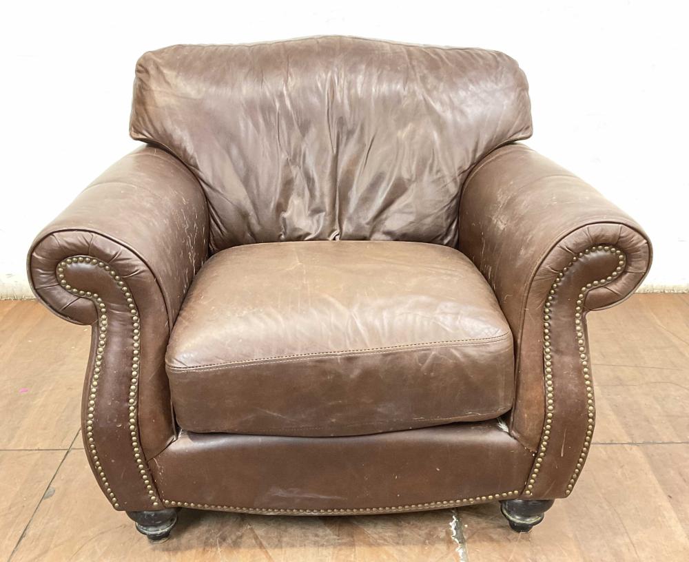 Traditional Style Leather Club Chair
