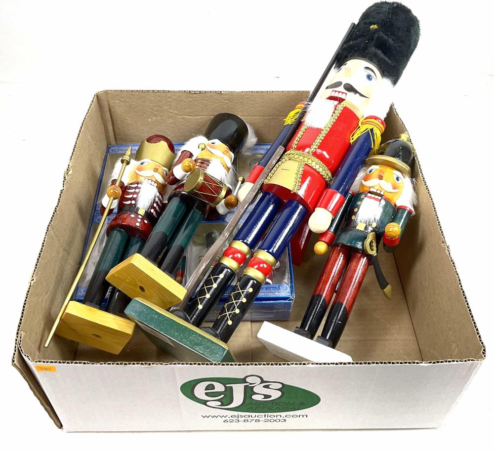 12pc) Nutcrackers & Nutcracker Christmas Ornaments