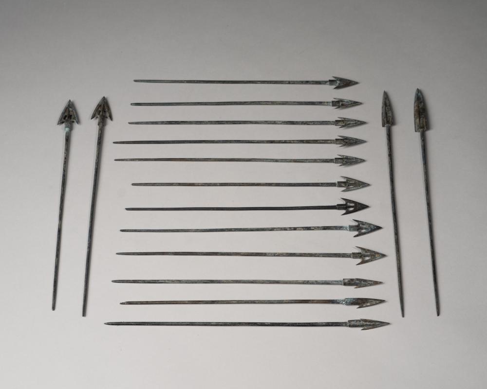 A GROUP OF BRONZE ARROWS 漢 青銅箭一組16支