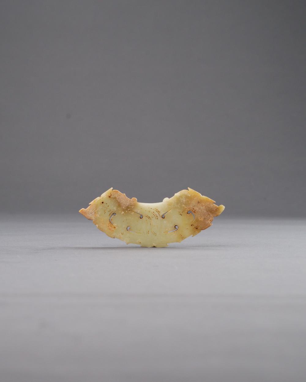 A JADE 'PHOENIX' PENDANT, HUANG 西周 玉鳳紋璜