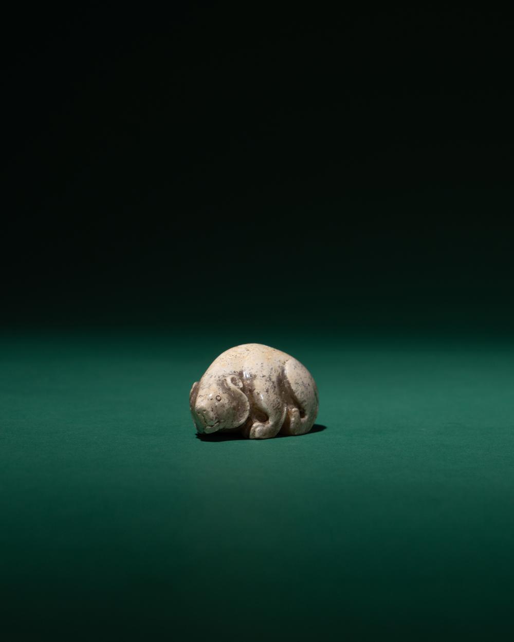 A JADE FIGURE OF A RECUMBENT BEAR 漢 玉臥熊
