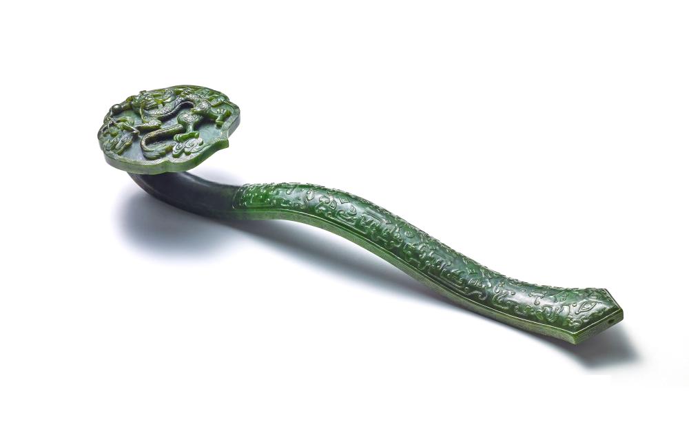 A SPINACH-GREEN JADE 'DRAGON' RUYI 清 碧玉龍紋如意