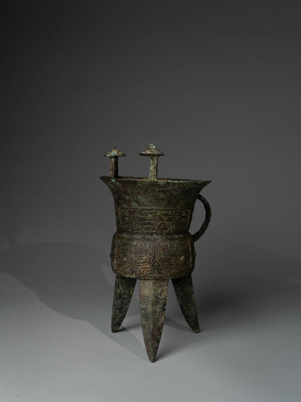 A BRONZE WINE TRIPOD VESSEL, JIA 商.青銅斝