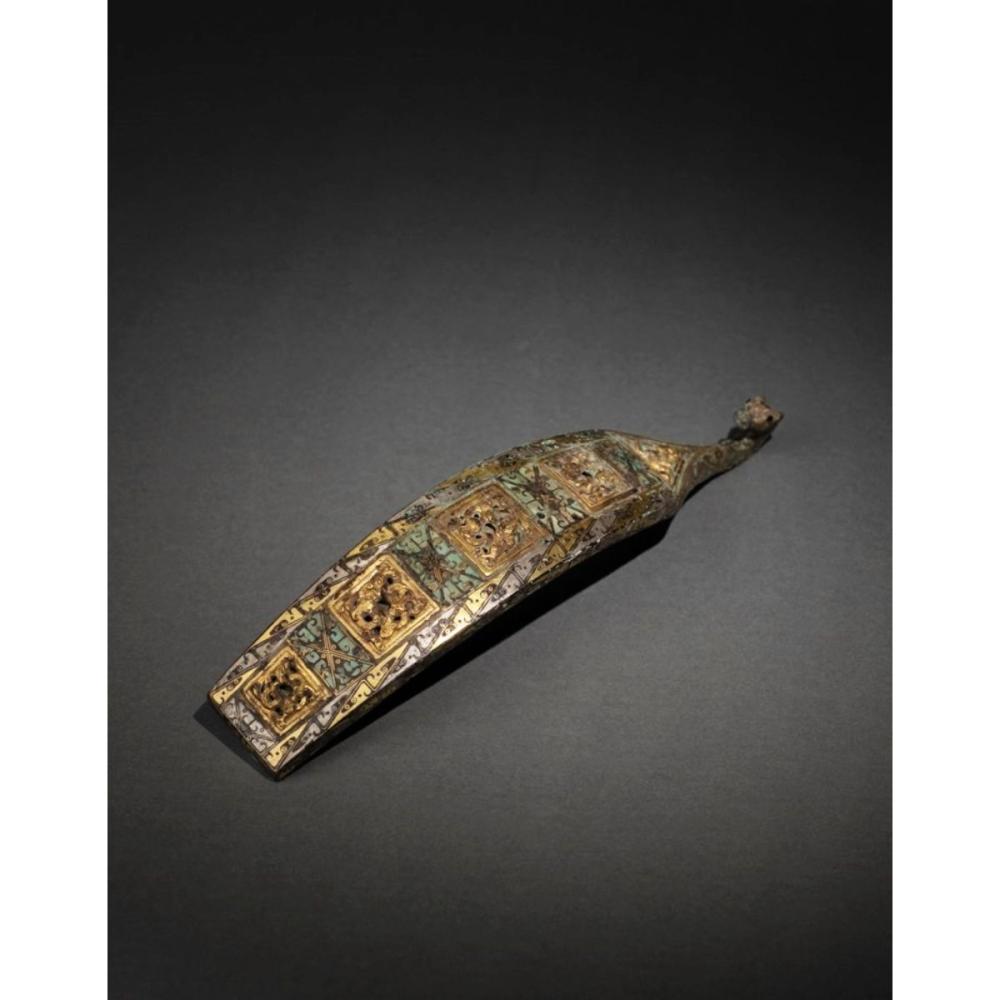 A GOLD-AND-SILVER TURQUOISE INLAID BRONZE BELT HOOK, WARRING STATES TO HAN (475 -206 B.C.) 戰國-漢. 青銅錯金銀嵌松石帶鉤