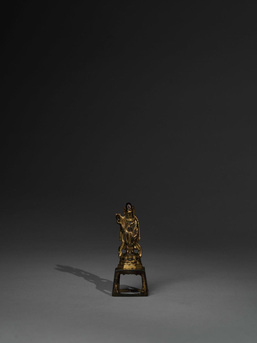 A GILT-BRONZE FIGURE OF BODHISATTVA 唐.銅鎏金菩薩立像