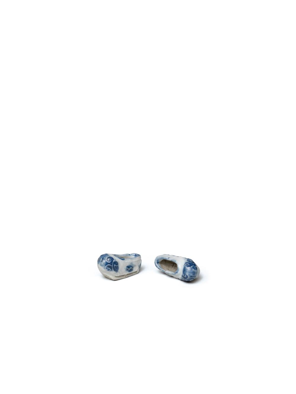 A PAIR OF BLUE AND WHITE SH... image