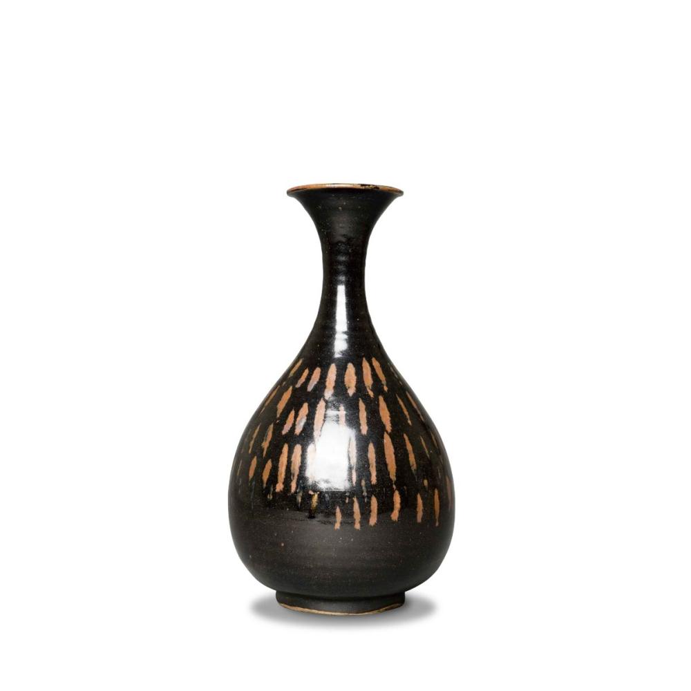 A BLACK AND RUSSET GLAZED VASE, YUHUCHUNPING, SONG (960-1279 A.D.) 宋. 黑釉鐵鏽花玉壺春瓶