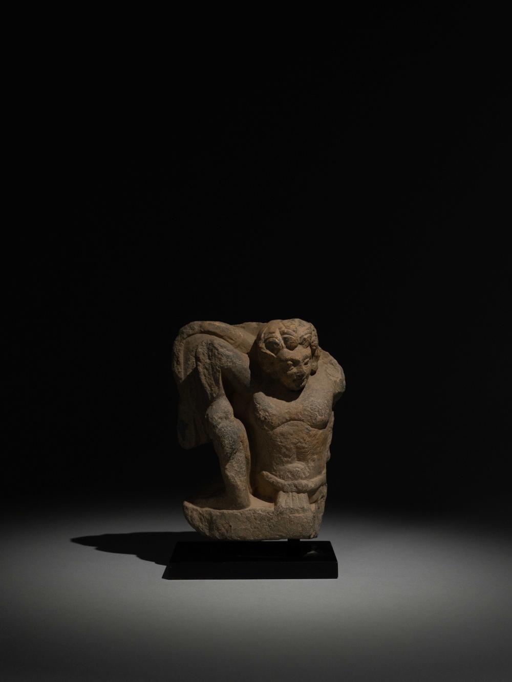 A GRAY SCHIST FIGURE OF ATLAS, ANCIENT REGION OF GANDHARA 2-3世紀.犍陀羅片岩漆金阿特拉斯