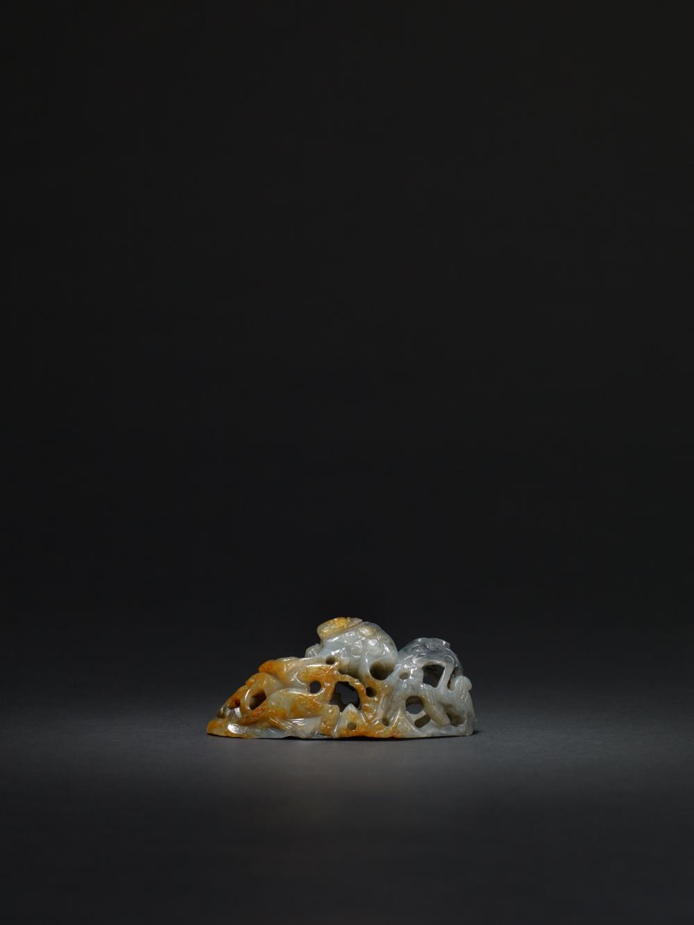 A JADE 'DEER AND CRANE' GROUP FINIAL 元或明. 玉鹿鶴同春爐頂
