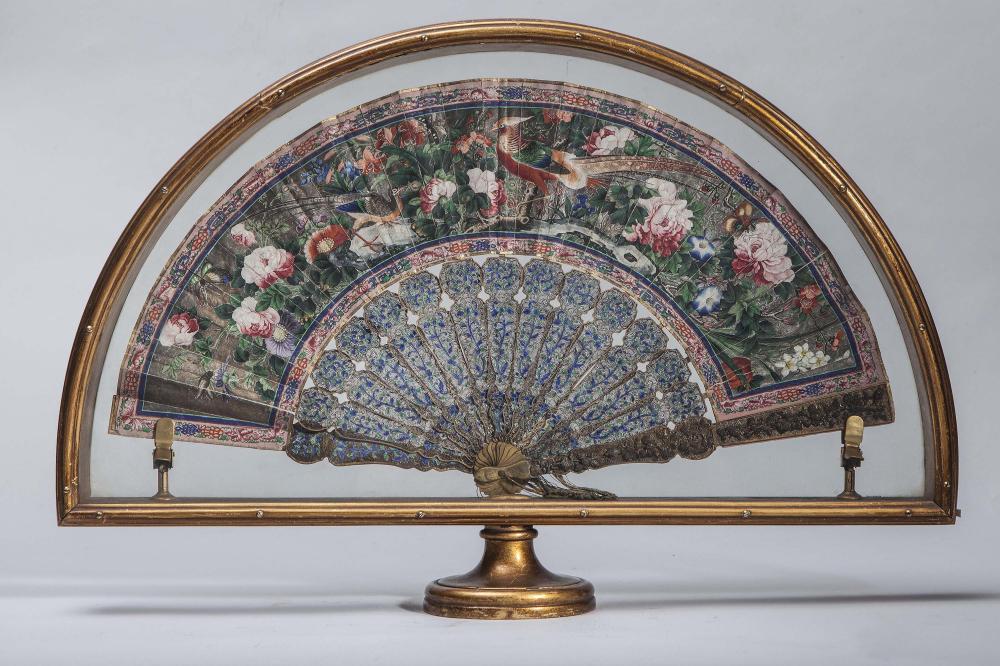 Éventail de la Compagnie des Indes décoré sur une face de scènes de palais