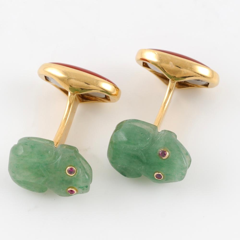 LPR A pair of 18K yellow gold cufflinks with engraved jade frogs.