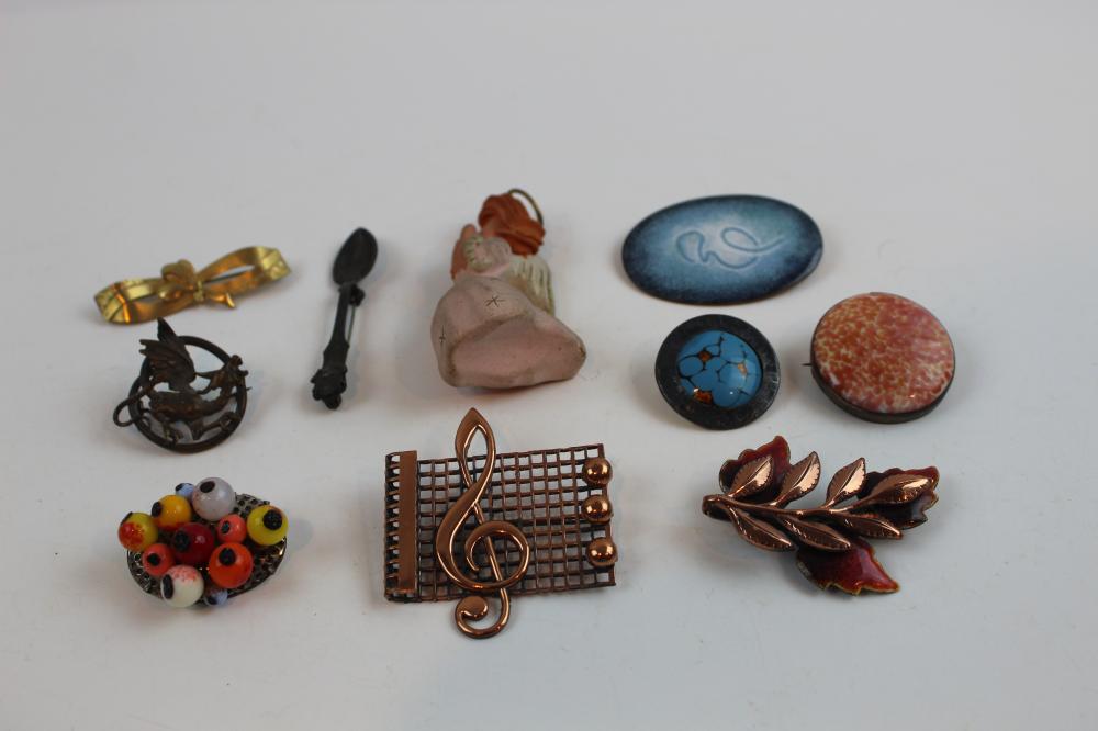 Vintage & Bakelite Pins Lot