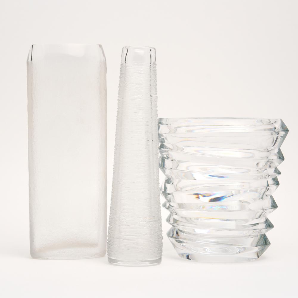 THREE PIECES OF MCM SIGNED ART GLASS INCLUDING A NACHTMANN BOWL, A RIEDEL FROSTED GLASS VASE AND A SKRUFS GLASS, THREADING VASE DESI...