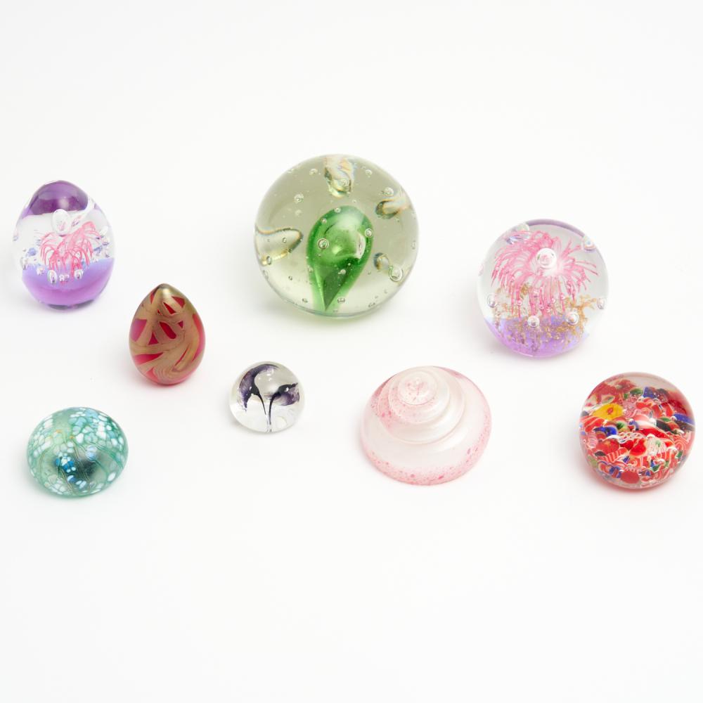 A GROUP OF EIGHT GLASS PAPERWEIGHTS H.9CM (TALLEST)