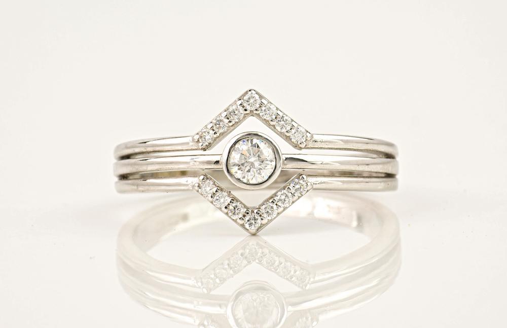 A 9ct white gold and diamond ring the central,