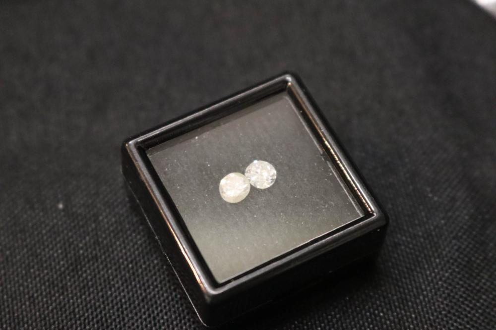 TWO LOOSE DIAMONDS, 0.77 TCW