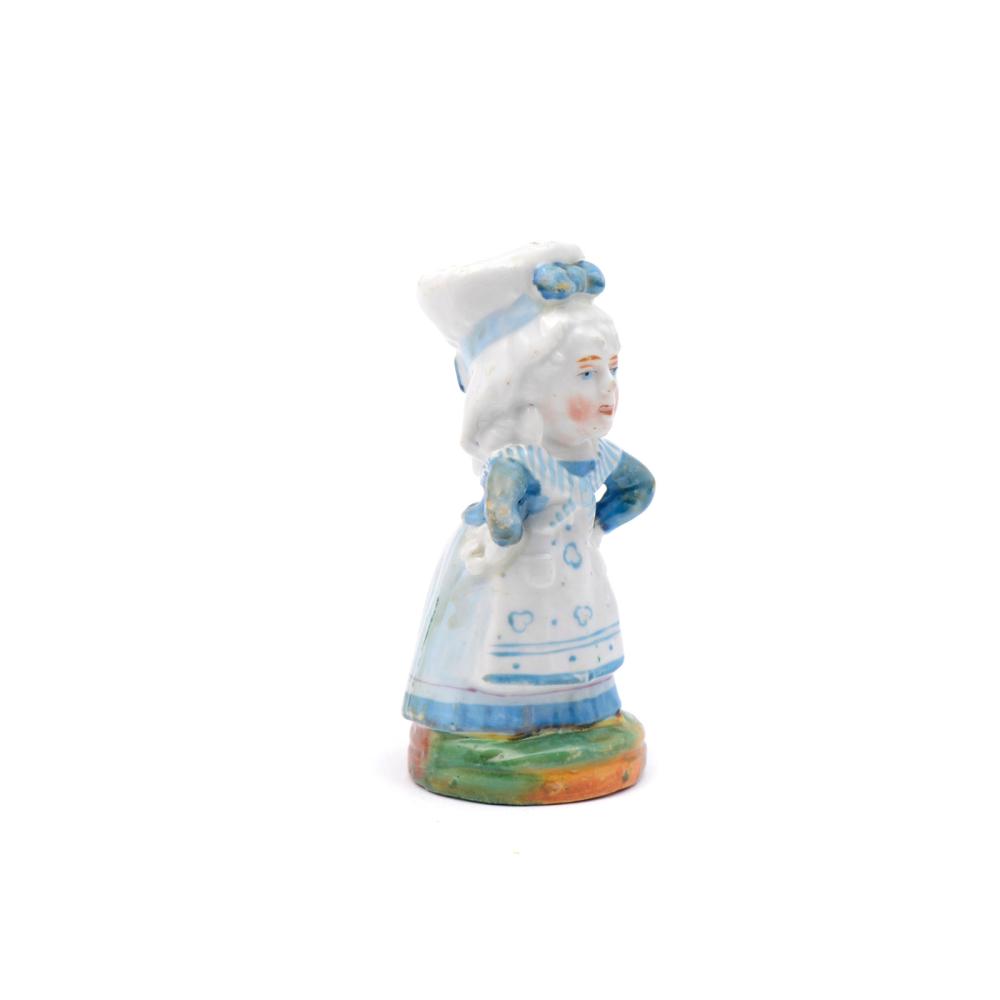 Paliteiro figura feminina com touca, em porcelana