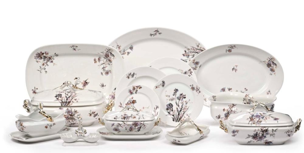 Parte de serviço de jantar em porcelana, decoração polícroma com flores 68 peças