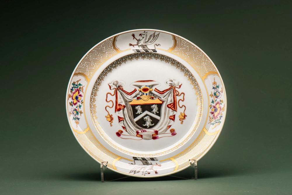 Prato em porcelana portuguesa, Vista Alegre - Brasão da família Peers.