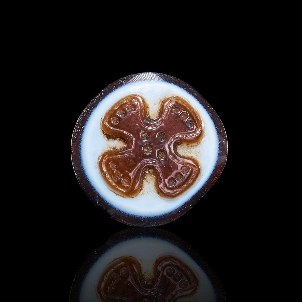 A BYZANTINE AGATE CAMEO DEPICTING THE CROSS, CIRCA 5TH-6TH CENTURY A.D.