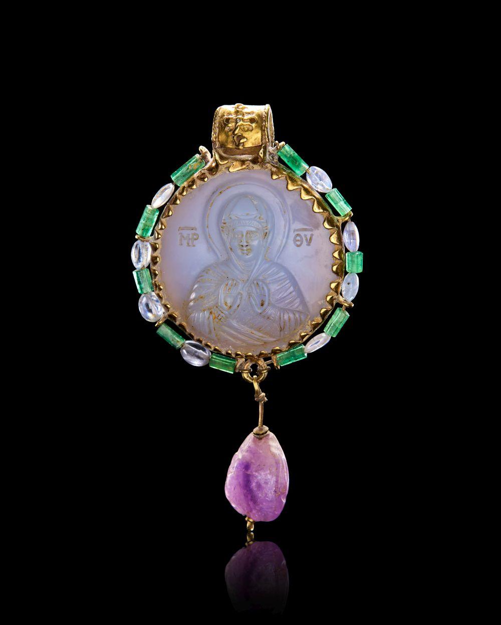 AN EXCEEDINGLY RARE INSCRIBED CHALCEDONY & GOLD GEM SET ICON DEPICTING THE VIRGIN MARY, CIRCA 7TH-9T
